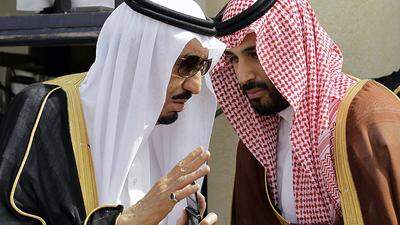 König Salman mit seinem Sohn Prinz Mohammed, Archivbild