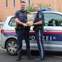 Petra und Johannes von der Klagenfurter Polizei mit einem Defibrillator
