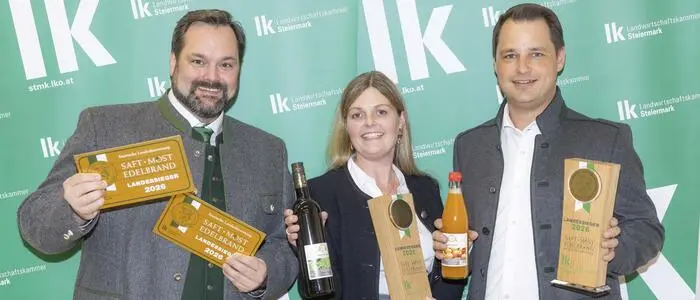 Verkostungschef Georg Thünauer (l. ) mit den Doppel-Landessiegern Astrid und Günter Peitler aus Leutschach