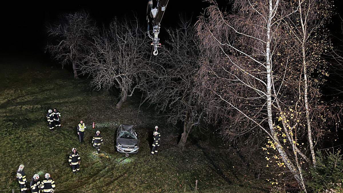 Die Feuerwehr barg das Wrack mit einem Ladekran