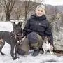 Eine Frau und ein Hund posieren für ein Foto in einer verschneiten Landschaft | Nina Hofmann mit Pflegehund Bruno und Happy beim Training im Klagenfurter Europapark