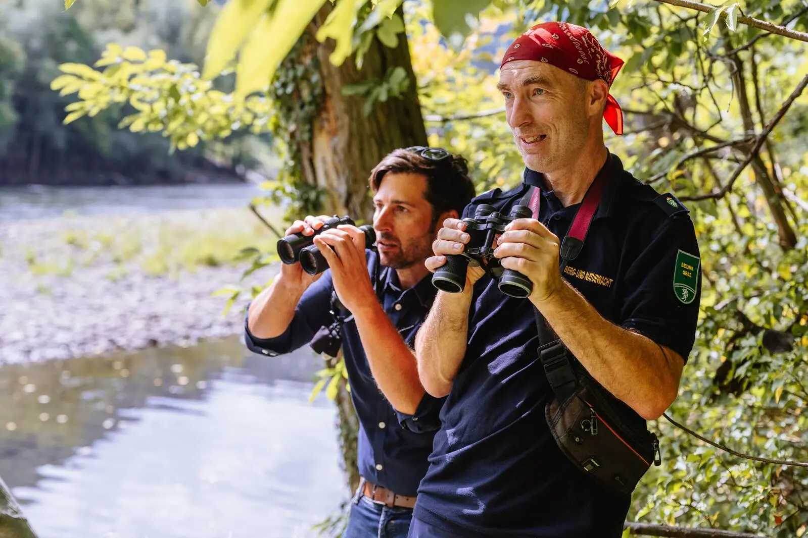 Michael Tiefenbach (Naturschutzbeauftragter der Stadt Graz) und Emanuel Lederer (Berg- und Naturwacht) halten im Vogelschutzgebiet Weinzödl die  Augen offen.