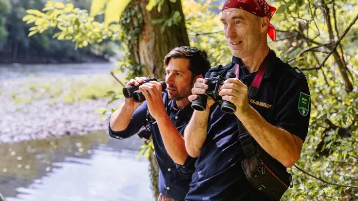 Michael Tiefenbach (Naturschutzbeauftragter der Stadt Graz) und Emanuel Lederer (Berg- und Naturwacht) halten im Vogelschutzgebiet Weinzödl die  Augen offen.