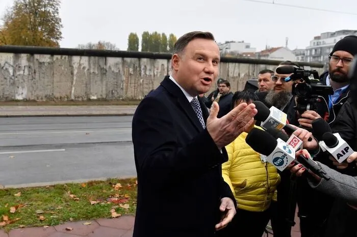 Der polnische Präsident Andrzej Duda spricht zu Journalisten.