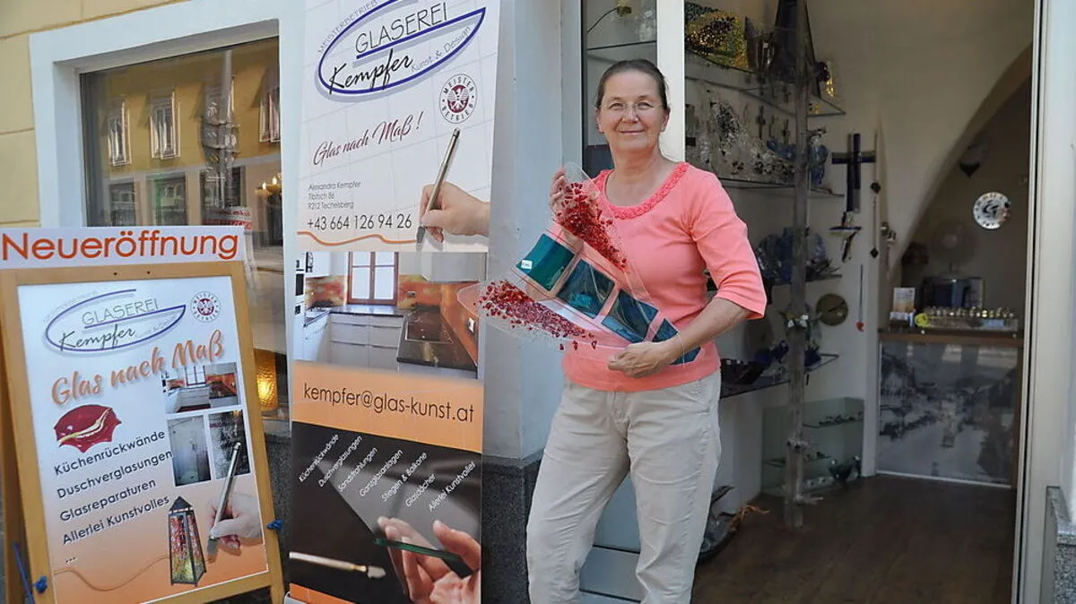 Mitarbeiterin Elisabeth Vorauer zeigt stolz das Sortiment 