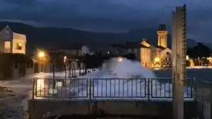 Wellen treffen auf Adriaküste