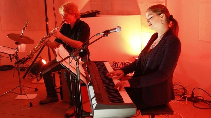 Nicht nur musikalischen Hörgenuss, sondern auch liebenswert anregende Stimmung bot das Duo Milly...