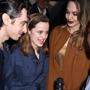 Vivienne (Mitte) mit Justin Levine und ihrer Mutter Angelina Jolie bei der Broadway-Premiere.