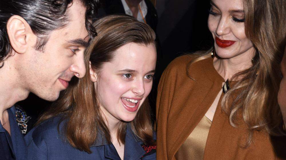 Vivienne (Mitte) mit Justin Levine und ihrer Mutter Angelina Jolie bei der Broadway-Premiere.