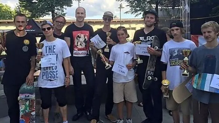 Die erfolgreichen Skater bei der Siegerehrung mit Bürgermeister Erwin Eggenreich