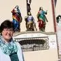Gabriele Scheiber, die Vorsitzende des Pfarrgemeinderats in Maria Lankowitz, vor renovierten Statuen, die die Kreuzigung zeigen