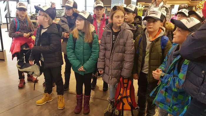 20 aufgeweckte Schüler der Volksschule Mariahof durften am Mittwoch einen exklusiven Blick hinter die Kulissen der Spielberger Rennstrecke werfen.