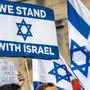 We stand with Israel, Schild bei Gedenkveranstaltung: 365 Tage 7. Oktober, München gegen Antisemitismus, Odeonsplatz, München, 6. Oktober 2024 Deutschland, München, 6. Oktober 2024, We stand with Israel, Schild bei der Gedenkveranstaltung: 365 Tage 7. Oktober, München gegen Antisemitismus, auf dem Odeonsplatz, Israel Flaggen im Hintergrund, Politik, Bayern, *** We stand with Israel, Sign at the commemorative event 365 days 7 October, Munich against anti-Semitism, Odeonsplatz, Munich, October 6, 2024 Germany, Munich, October 6, 2024, We stand with Israel, Sign at the commemorative event 365 days 7 October, Munich against anti-Semitism, on Odeonsplatz, Israel flags in the background, Politics, Bavaria,