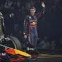 Max Verstappen neben seinem neuen Red Bull