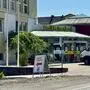 Blick von außen auf eine Raiffeisenbankfiliale