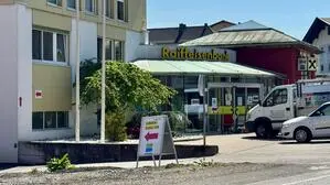 Blick von außen auf eine Raiffeisenbankfiliale
