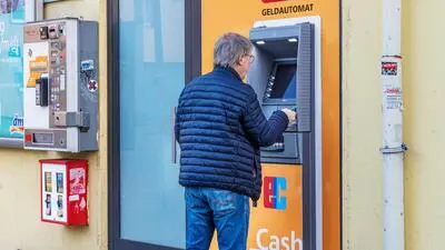 Ein Mann am Geldautomat
