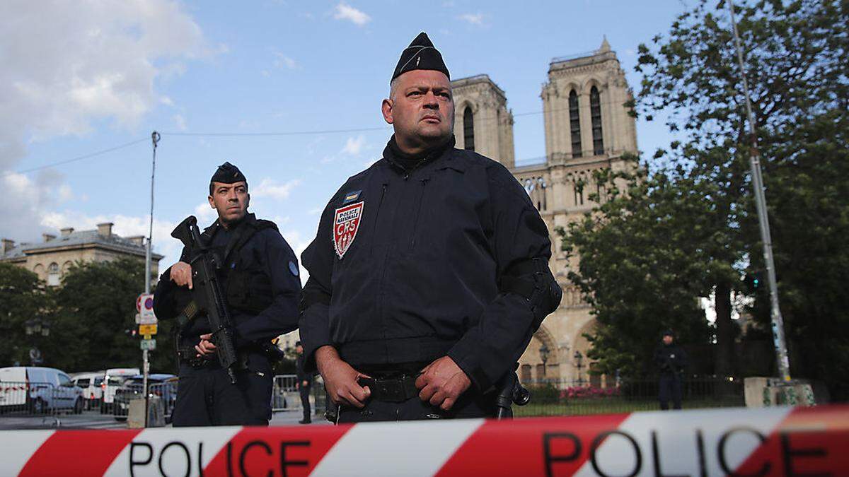 Polizisten vor Notre-Dame