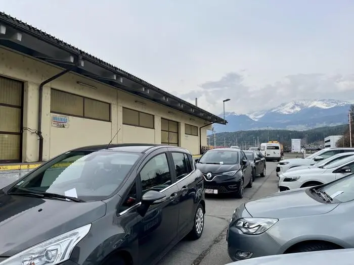 Bei mehreren Fahrzeugen am Park-&-Ride-Parkplatz beim Bahnhof Spittal steckten Organstrafverfügungen über 20 Euro hinter der Windschutzscheibe