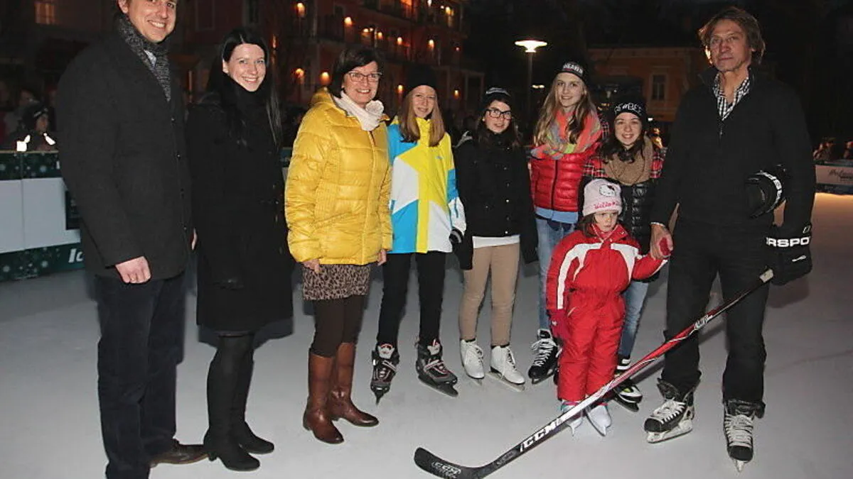 Eröffnung der neuen Schlittschuhbahn in Bad Gleichenberg mit Bürgermeisterin Christine Siegel, Ex-Eishockey-Profi Peter Porubcan und Claudia Resch (Kurtherme und Kurhaus Bad Gleichenberg) 