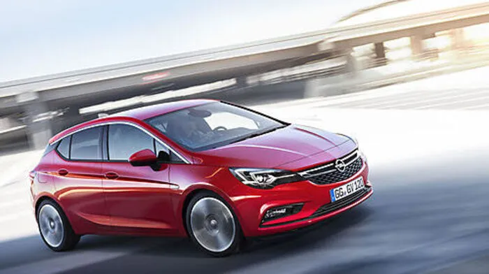 Die gerade noch aktuelle Astra-Generation tat sich mit dem Klassenprimus VW Golf im wahrsten Sinne des Wortes schwer: Jetzt schlägt Opel ein neues Kapitel in der Geschichte seines Bestsellers auf. Je nach Modell und Ausstattung ist der neue Astra bis zu 200 Kilogramm – in jedem Fall aber mindestens 120 Kilogramm – leichter geworden als sein Vorgänger. Eine entscheidende Rolle spielt dabei die komplett neue Fahrzeugarchitektur: Alleine das Gewicht der Rohkarosserie ist um mehr als 20 Prozent von 357 auf 280 Kilogramm gesunken. Weitere Maßnahmen beim Chassis führten zu einer zusätzlichen Ersparnis von 50 Kilogramm.