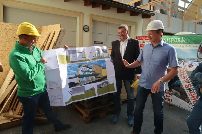 Errichtet werden Berg- und Talstation, die Gondelbahn wird künftig 21 Kabinen bewegen und bis zu 800 Besucher pro Stunde befördern.