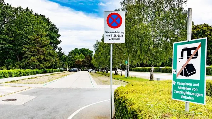 Für diesen Abschnitt gilt in der Nacht ein Halte- und Parkverbot