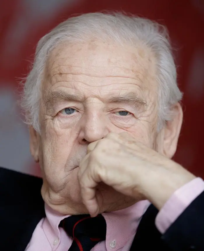 ABD0097_20250514 - WIEN - STERREICH: ++ ARCHIVBILD ++ ZU APA0308 VOM 14.5.2025 - Galerist und Zeitzeuge John Sailer am Montag, 20. November 2017, im Rahmen eines Interviews mit der APA - Austria Presse Agentur anl. seines 80. Geburtstags. Der Wiener Galerist John Sailer ist am Mittwoch, 14. Mai 2025 im Alter von 87 Jahren gestorben. (ARCHIVBILD VOM 20.11.2017) - FOTO: APA/GEORG HOCHMUTH