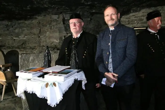 Bei der feierlichen Übergabe in der Sunfixl-Höhle begrüßte Kainachs Bürgermeister Bernd Gratzer (r.) Karl Terschan und Franz Lohr, Pfarrer Martin Trummler, der die Segnung vornahm, Berginspektor Norbert Marhold und vor allem auch den Altbürgermeister August Raudner, auf dessen Initiative und Tatkraft das untertägige Schaubergwerk am Hemmerberg errichtet wurde