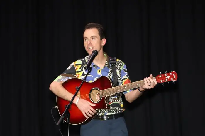 Georg Reitz von der MMS-Villach Auen präsentierte erstmals seinen selbst komponierten Song: „Klub der klugen Köpfe“.