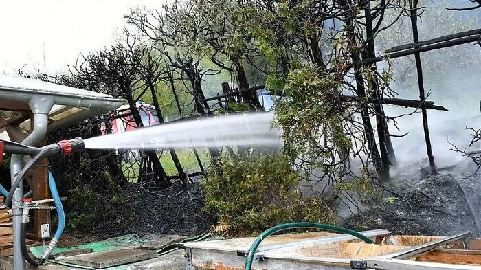 In Wilfersdorf geriet eine Hecke in Brand - die Feuerwehr war rasch zur Stelle