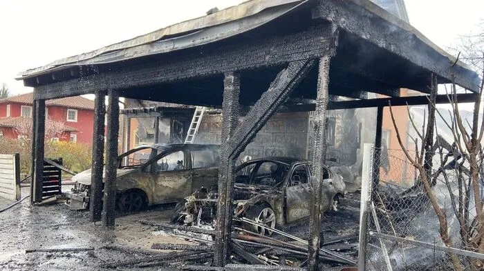 Der Brand griff zuerst aufs Carport und dann aufs Wohnhaus über. Der Sachschaden ist enorm