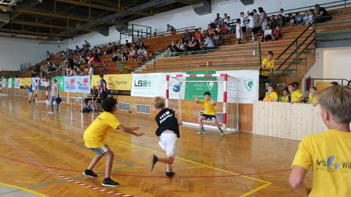 Mehr als 300 Volksschülerinnen und Volksschüler aus der gesamten Steiermark kämpften am Donnerstag, dem 7. Juni, um den Titel im steirischen Mattenhandball-Cup.