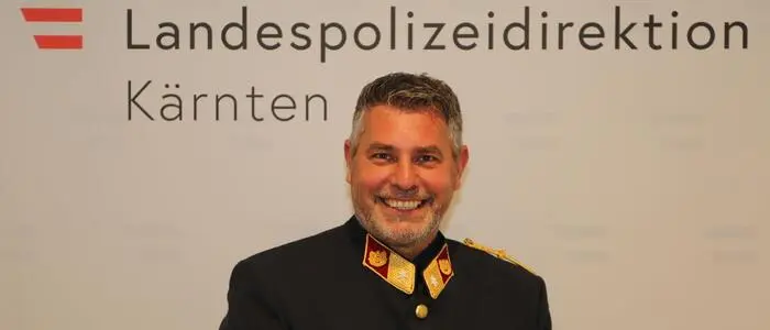 Ein Mann in Polizeiuniform | „Ich habe nie eine Sekunde an meiner Job-Entscheidung gezweifelt“, sagt Philipp Glanzer