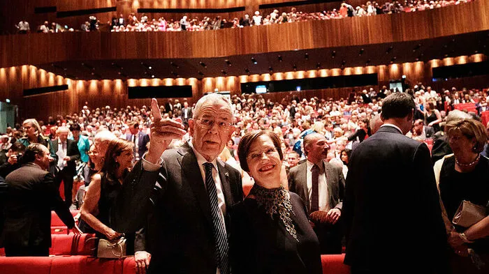Fulminante Rede und viel Applaus: Bundespräsident Alexander Van der Bellen und Doris Schmidauer bei der Eröffnung der 74. Bregenzer Festspiele
