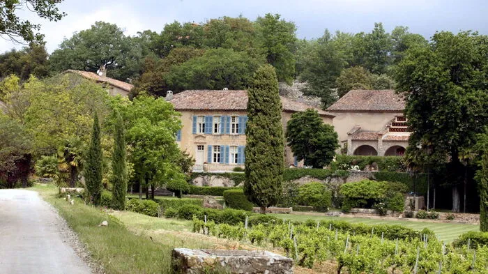 Südfrankreich. Seit 2008 besitzen Angelina Jolie und Brad Pitt das Weingut „Château Miraval“ im südfranzösischen Correns-Distrikt. In der Kapelle des Anwesens gaben sich die Schauspieler 2014 das Ja-Wort. Besucher der 900-Seelengemeinde werden wohl nicht sehr nah an das Schloss herankommen, das von Weinbergen und großzügigen Wäldern umgeben ist. Allerdings kann der preisgekrönte Rosé-Wein des Guts verköstigt werden. In der Umgebung gibt es mit Nizza, St. Tropez und Cannes oder der berühmten Parfümstadt Grasse zahlreiche lohnenswerte Reiseziele. Das Vier-Sterne-Boutiquehotel La Pérouse zum Beispiel liegt nur wenige Meter vom Strand und der Altstadt Nizzas entfernt und ebenso nah am berühmten Blumenmarkt der Stadt.https://www.secretescapes.de/traumtage-an-der-cote-dazur-nizza-frankreich-hotel-la-perouse/sale