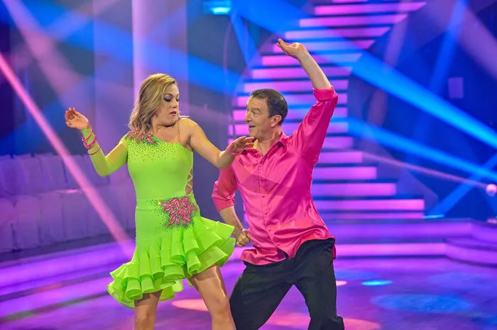 Als Herausforderungen warten auf sie eine Salsa- sowie eine Jury-Challenge, bevor die letzten zwei Paare einen Showtanz absolvieren müssen.