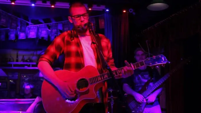 Bei freiem Eintritt konnte man am Freitag, im Irish Pub Weiz den Vollblut-Straßenmusiker Julian Grabmayer mit Band erleben.