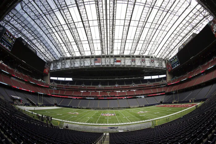 Das NRG Stadium bietet Platz für rund 72.000 Besucher und ist üblicherweise die Heimstätte der Houston Texans. Die schafften zwar auch heuer wieder den Sprung in die Play-offs, scheiterten dort aber am Finalisten New England Patriots (16:34). Damit setzt sich die Serie fort, dass noch nie ein Klub im eigenen Stadion den Super Bowl gewinnen konnte.