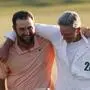 Scottie Scheffler jubelt mit seinem Caddie Ted Scott in Augusta