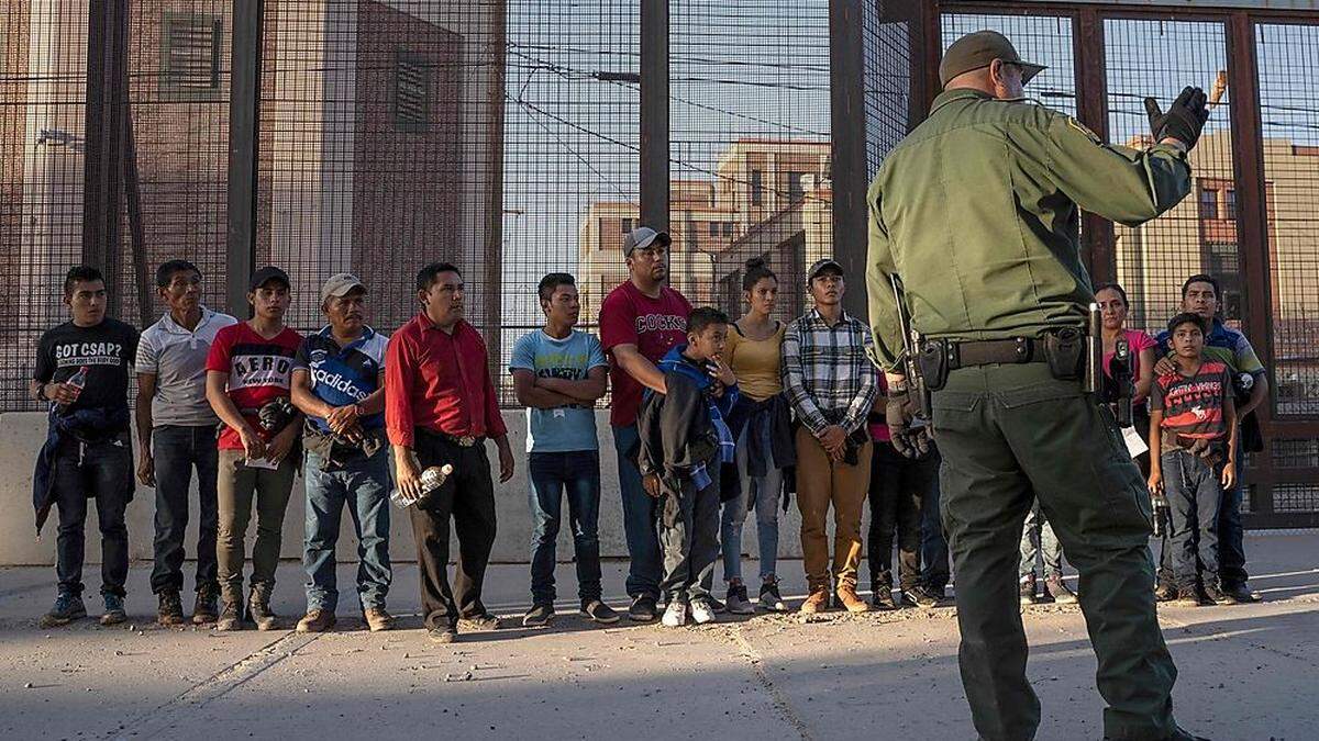 Lateinamerikanische Migranten an der US-Grenze