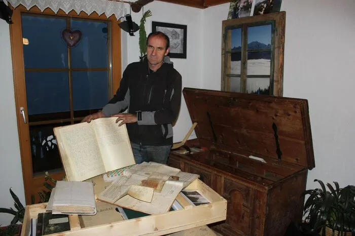 Über 1200 Urkunden und Familiengeschichten sind in Albert Tiefenbachers Archiv gesammelt.