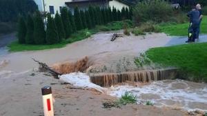 In Stadling (St. Paul im Lavanttal) ist der Bach über die Ufer getreten