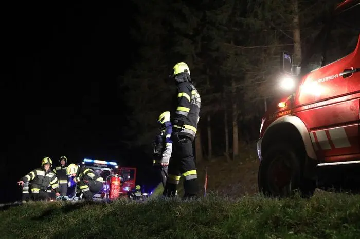 Beim Eintreffen der 32 Mann der Feuerwehr Großlobming und Kleinlobming sowie dem Roten Kreuz und der Polizei konnte sich der Fahrer bereits selbst aus dem Fahrzeug befreien.