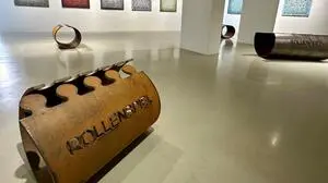 Rollenspiele und übereinander gelegte Lochstanzen - die Ausstellung ist vielfältig und vielförmig