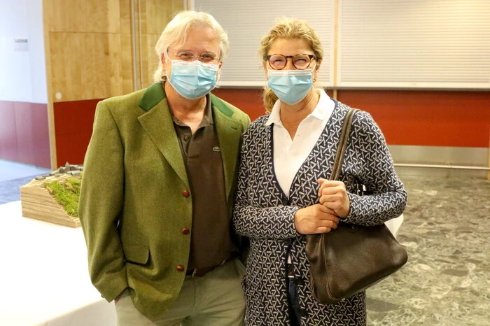 Bei der eindrucksvollen Vernissage gesehen wurden unter anderen Vizebürgermeister Arno Goldner, die FH-Projektbetreuerinnen Angela Lambea und Elisabeth Leitner, Stadtrat und Kooperationspartner Wolfgang Leitner, Stadtrat Helmwig Marktl, die Architekten Roland Gruber, Günther Telsnig und Hannes Wachernig, Landesplaner Elias Molitschnig, Lions International-Direktor Walter Zemrosser, Museumsleiter Roland Adunka, die Mediziner Hubert Buchhäusl, Elfriede und Johann Gruber (Foto) sowie Klima- und Energie-Modellregion (KEM)-Manager Reinhard Primavesi. 