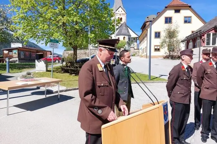Abschnittsbrandinspektor Gerhard Zirker konnte insgesamt 143 Kameradinnen und Kameraden an Landtagsabgeordneter und Bürgermeister Alexander Putzenbacher melden.