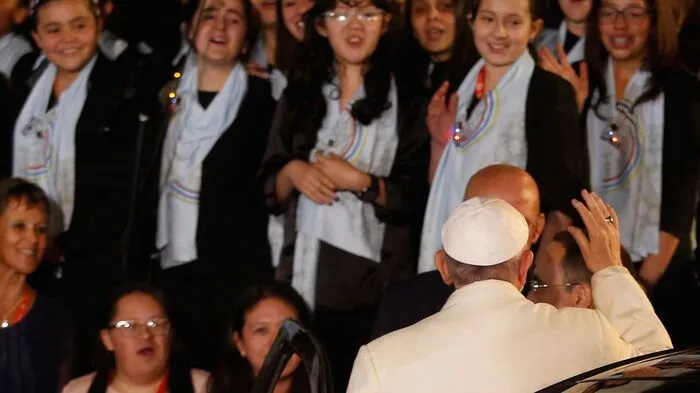 Mit eindringlichen Mahnungen zum Zusammenhalt nach Jahrzehnten der Gewalt hat Papst Franziskus Kolumbien zu einem Neubeginn aufgerufen.