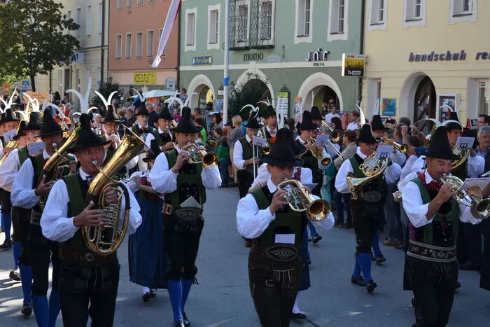 Den Takt für den großen Umzug gaben Musikkapellen an