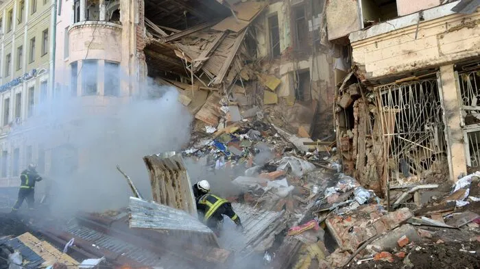 Ein nach einem russischen Raketenangriff völlig zerstörtes Haus in Kharkiv. Zwei Zivilisten kamen bei dem Angriff ums Leben. 